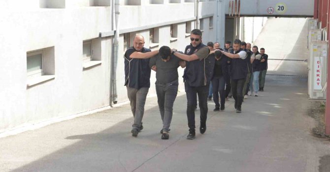 Adana’da DEAŞ’ın uyuyan hücresindeki 5 şüpheli tutuklandı, 1’i sınır dışı edildi