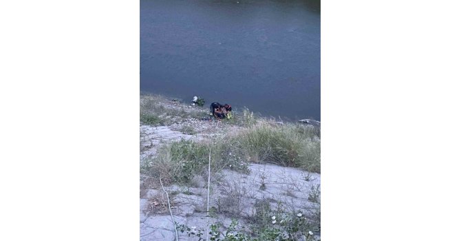 Asi Nehrinde mahsur kalan vatandaşı itfaiye ekipleri kurtardı