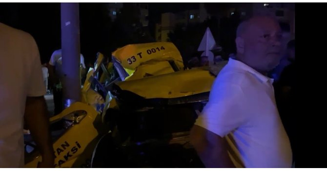 Kontrolden çıkan taksi elektrik direğine çarptı: 2 ölü