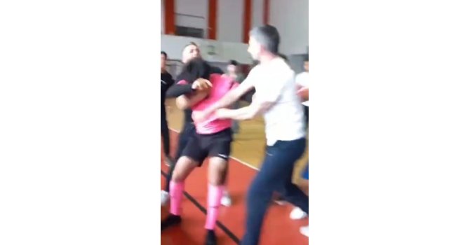 Futsal turnuvası boks ringine döndü: Hakem ve öğretmen arasında kavga anı kamerada