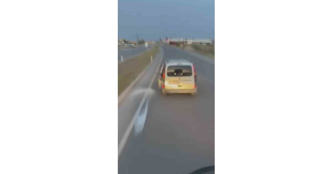 Tartıştığı sürücüye seyir halindeyken içecek fırlattı, o anlar kamerada