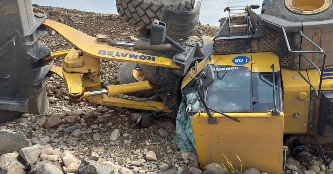 Devrilen iş makinasının sürücüsü yaralandı