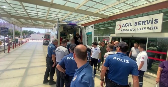 Denize acil iniş yapan helikopterdeki 4 personel Antalya’daki hastanelere sevk edildi