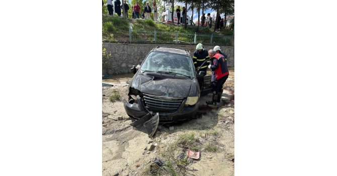 Isparta’da kontrolden çıkan otomobil kanala düştü: 2 yaralı