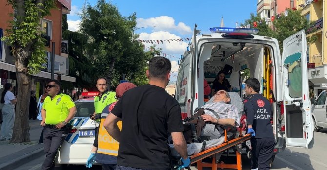 Burdur’da yolun karşısına geçmek isteyen yaşlı adama otomobil çarptı