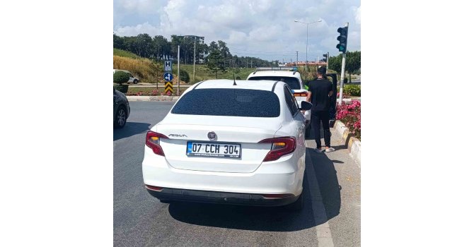 Manavgat’ta geri manevra yapan otomobil, motosiklete çarptı: 1 yaralı