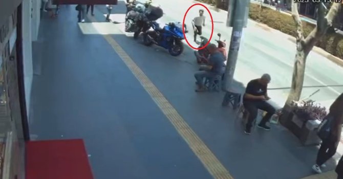 Uygulama noktasında durdurulan sürücü, motosikleti ve arkadaşını bırakıp kaçtı
