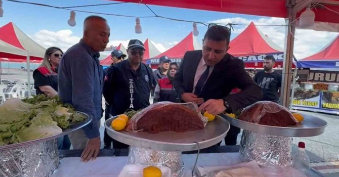 Tezgâhta sinekli et, bozuk ürün tespit edildi Eğirdir’de Yöresel Pazar mühürlendi