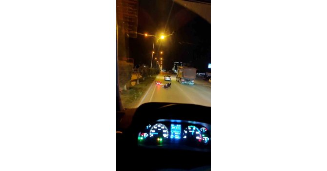 Yola savrulan 2 kişiye aldırış etmeyen sürücü arkasına bile bakmadı,  o anlar kamerada