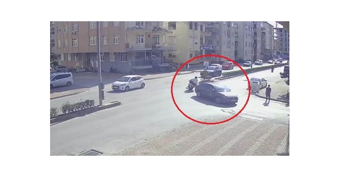 Kaza yapan motosikletliyi kaskı kurtardı