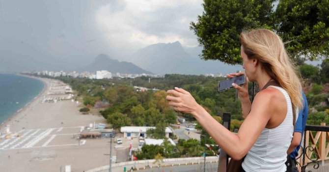 Kaybolan akıllı kol saatini GPRS ile takip eden Rus turist, polis ekipleriyle baskın yaptı