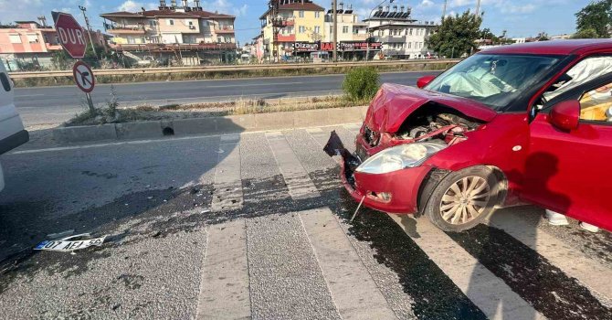 Manavgat’ta otomobil ile kamyonet çarpıştı: 1 yaralı