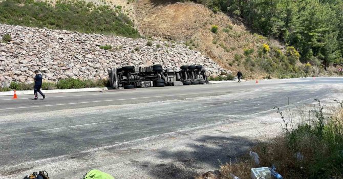 Zift yüklü tankeri taşıyan tır devrildi: 1 kişi yaralandı