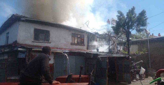 Burdur’da ev yangınında maddi hasar oluştu
