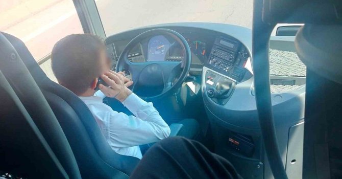Cep telefonu ile konuşan otobüs şoförü sivil denetime takıldı