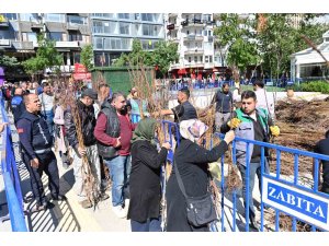 Isparta Belediyesi 15 bin adet meyve fidanı dağıttı