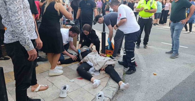 Antalya’da ters yönden çıkan otel servisi ile motosiklet çarpıştı: 1 ölü