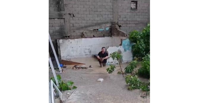 Sel sularına kapılan tavuklarını kurtarmak için kümesine koştu