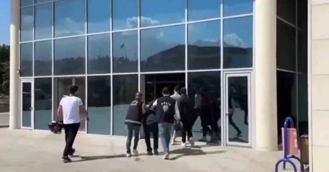 Motosikletin plakasını bantlayarak kadınları taciz eden şahıs yakalandı