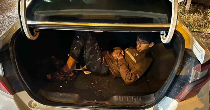 Araçların bagajlarından göçmen çıktı