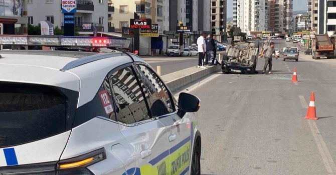 Otomobil refüje çarpıp, iki araca vurup ters döndü