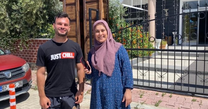 Yıllar önce kaybettiği telefonu geri gelmeyen turist, bulduğu telefona sahibine teslim etti