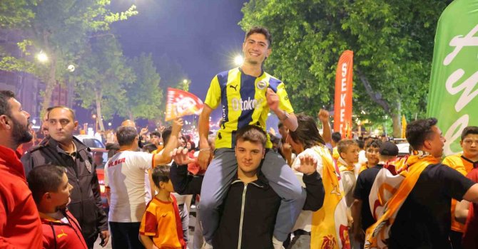 Araçlarına Fenerbahçe bayraklı tabut yerleştiren iki sürücüye ceza