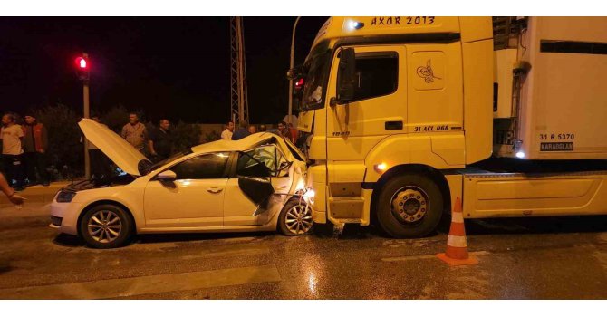 Tırla çarpışan otomobil demir yığınına döndü: 2 yaralı