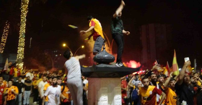 Adana’da şampiyonluk kutlamasında olay: Adana Demirspor taraftarları ile Galatasaraylılar birbirine girdi