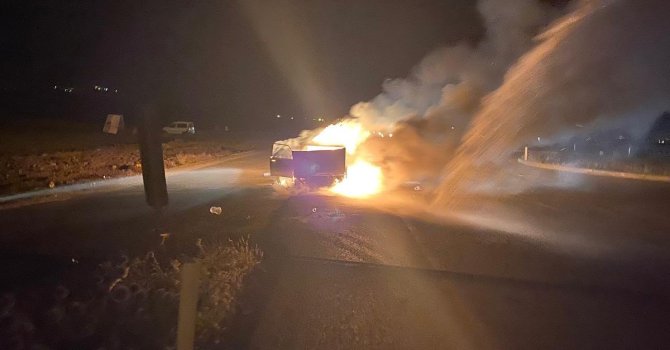 Seyir halindeyken alevlere teslim olan Tofaş demir yığını haline geldi