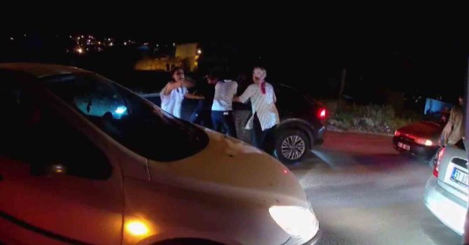 Sevinç kutlamaları esnasında kavgayı ayırmayı çalışan ’Yardım edin’ çağrısı kamerada
