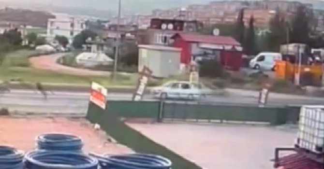 Motosiklet savruldu, sürücü ağır yaralandı: O anlar kamerada