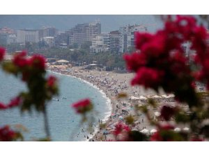 Bir günlük tatili fırsat bilen Antalyalılar Konyaaltı Sahili’ni doldurdu