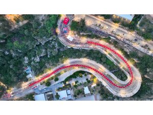 Antalya’da 400 metrelik dev Türk bayrağı ile ’Fener Alayı’ düzenlendi