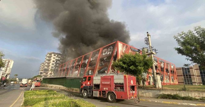 Mersin’de elektronik eşya üreten fabrikada yangın... Alevler metrelerce yükseldi