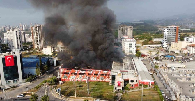 Mersin’deki fabrika yangını sürüyor: Son durum havadan görüntülendi
