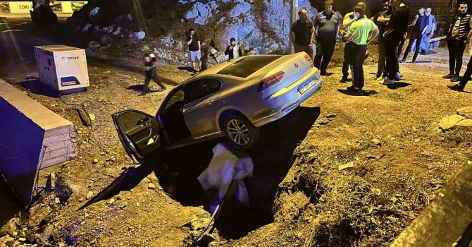 Navigasyon mağduru sürücünün kullandığı otomobil yıkımı yapılan bina arazisine uçtu