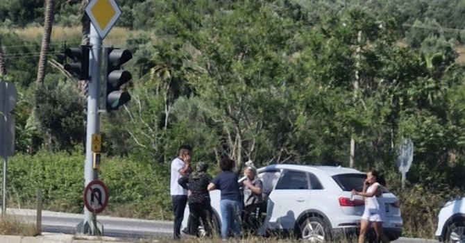 Manavgat’ta kırmızı ışıkta otomobil ile kamyonet çarpıştı: 3 yaralı