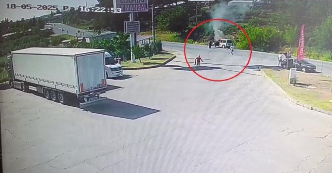 Seyir halindeki araç yandı, ilk müdahaleyi vatandaşlar yaptı
