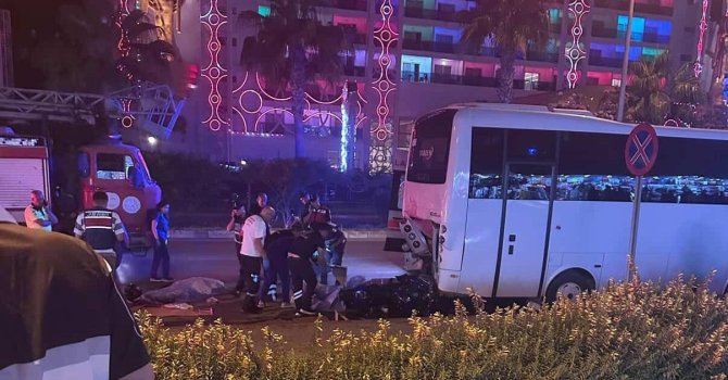 Park halindeki midibüse çarpan motosikletteki 2 genç hayatını kaybetti