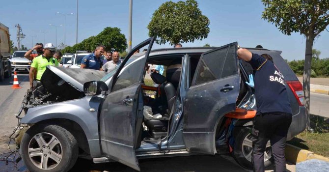 Antalya’da iş makinesi ile çarpışan otomobildeki sürücü ve eşi yaralandı