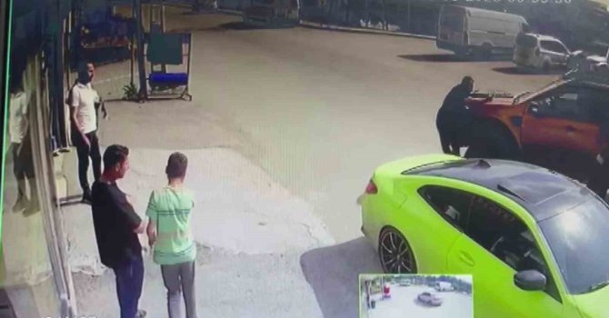 Adana’da şaka kazaya dönüştü: Kamyonetin çarpmasıyla ayağı kırıldı, telefonu bırakmadı