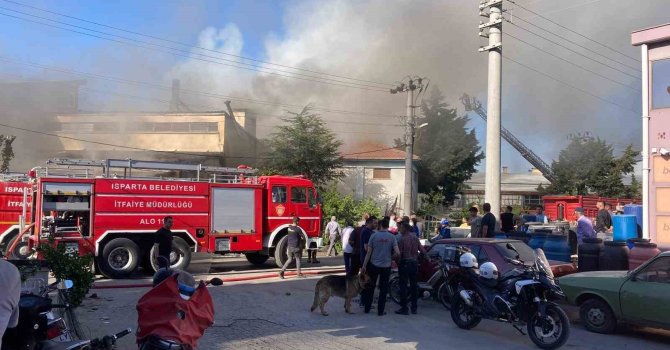 Isparta’da oyuncak dükkanında çıkan yangını itfaiye ekibi söndürdü