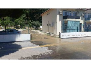 İçme suyu deposundaki aksaklık Manavgat’ta caddeyi göle çevirdi