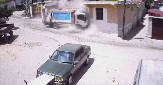 Çöp kamyonunun çarptığı evin yerle bir olduğu anlar kamerada
