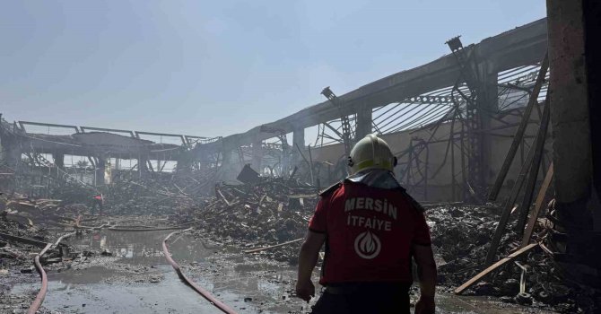 Mersin’deki fabrika yangınında soğutma çalışmaları sürüyor