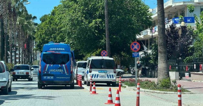 Başkasının kimliğini kullanan sürücü, 3 düzensiz göçmenle yakalandı