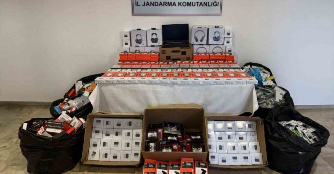 Antalya’da telefon aksesuarı operasyonunda binlerce ürün ele geçirildi