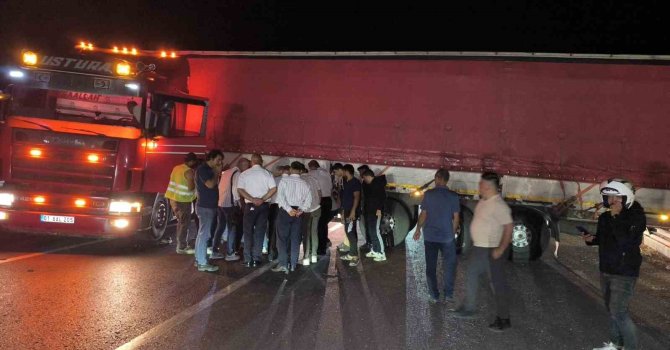 Tır sürücüsü direksiyon başında rahatsızlandı, yol trafiğe kapandı