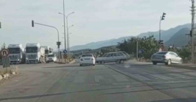 Sosyal medyaya görüntü çekmek isterken, kırmızı ışıkta geçen aracın karıştığı yaralamalı kazayı görüntüledi